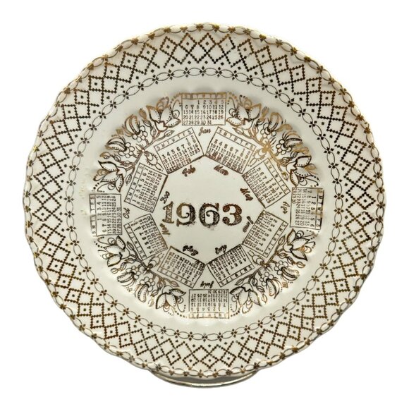 1963 Calendar Decorative Collector 10" Plate, Unmarked, Scalloped Edge - Picture 2 of 4
